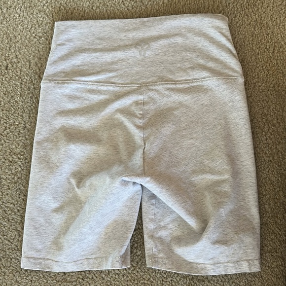 TNA Chill Atmosphere 7in High-waisted Heather Gray Biker Shorts Small - Picture 3 of 5